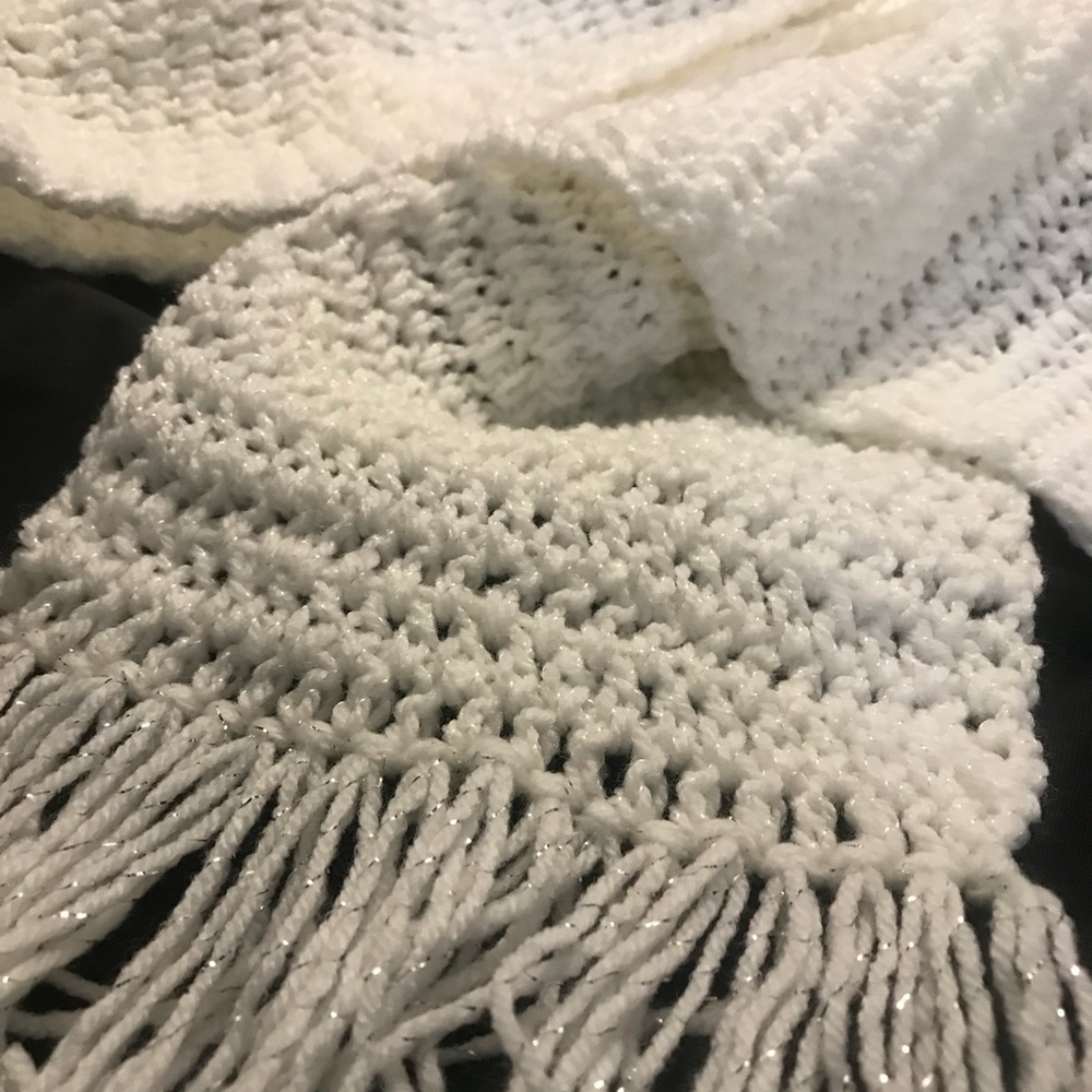 Handmade white crochet scarf - Picture 2 of 5